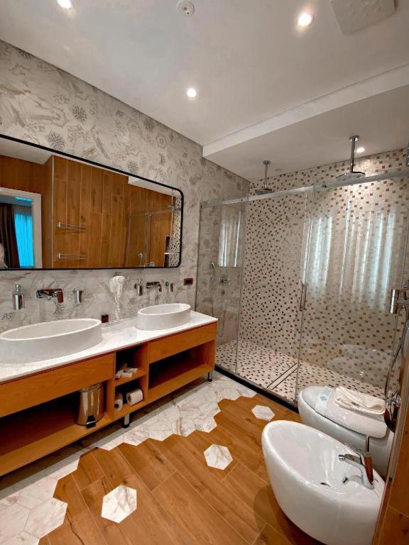 Crown Boutique Hotel Durres Bagian luar foto